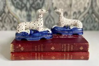 Antica coppia di cani in ceramica dalmata dello Staffordshire intorno al 1860 su cuscino blu