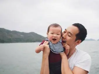 พ่อและลูกชายที่มีความสุขข้างนอก