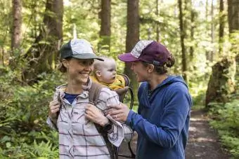 Dve mamičky a ich dieťa na turistike v divočine