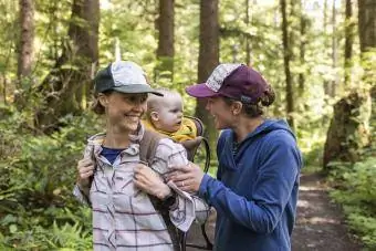 Dua ibu dan bayi mereka mendaki di hutan belantara