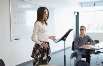 Aluna falando em sala de aula