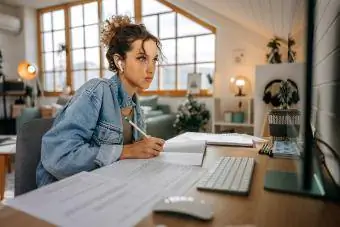 Teen girl étudiant au bureau dans une chambre cool