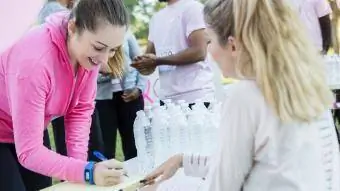 Žena se registruje na charitativní běh