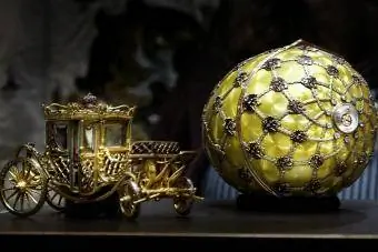 Faberge 1897'nin Taç Giyme Yumurtası genişliği=1200 yükseklik=800 data-credit-caption-type=short data-credit-caption=YURI KADOBNOV/AFP, Getty Images data-credit-box-text=