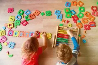 Lille dreng og pige lærer at beregne tal
