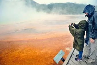 Baba ve kızı Yellowstone'daki kaplıcanın fotoğrafını çekiyor