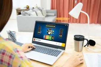 لعب لعبة UNO على الكمبيوتر المحمول عبر الإنترنت