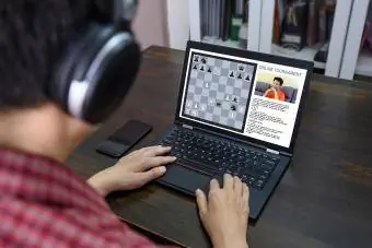 Pria Bermain catur online