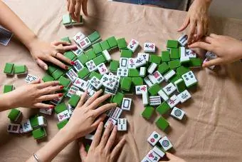 skupina hrajúca hru mahjong