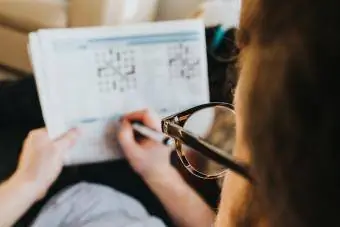 Gruaja duke bërë enigmën Sudoku