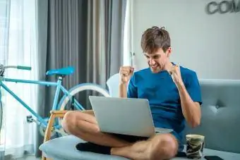 Muž hrající online hru na notebooku