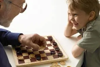 Žaidžia šaškėmis su seneliu