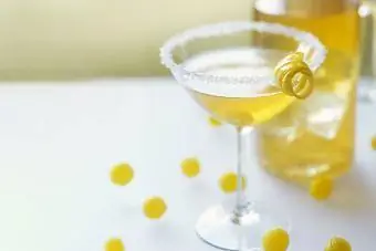 Ləzzətli limon damlası martini gözəl klassik kokteyldir.