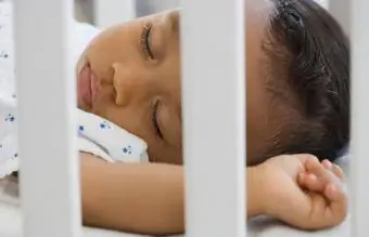 एक बच्चा झपकी ले रहा है