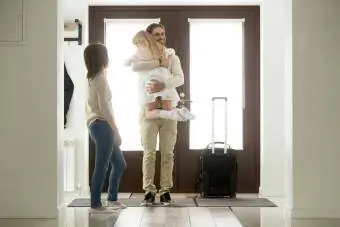 татко поздравява деца с куфар