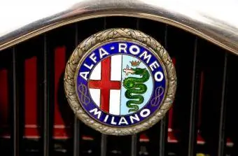 Huy hiệu trên lưới tản nhiệt của Alfa Romeo 1931