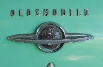 prstenasta značka globusa na starinskom Oldsmobile automobilu