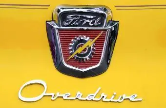 Odznak Ford Overdrive z roku 1956