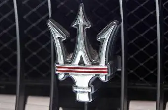 Huy hiệu Maserati trên lưới tản nhiệt của ô tô