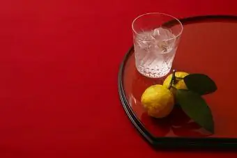 glāze shochu ar yuzu uz sarkana fona