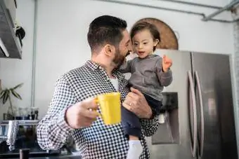 Pai segurando seu filho com síndrome de down