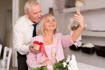 Baby boomers făcând un selfie
