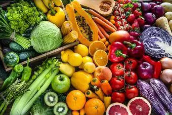 assortimento di prodotti colorati, frutta e verdura in ordine arcobaleno