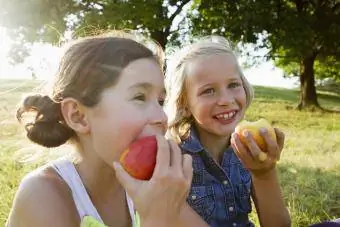 Elma yiyen iki kız
