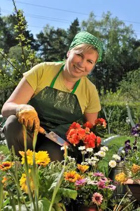 người phụ nữ trồng hoa
