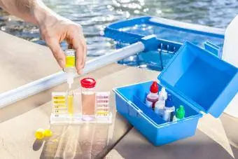 Оборудване за изследване качеството на водата в басейна и почистване на басейн