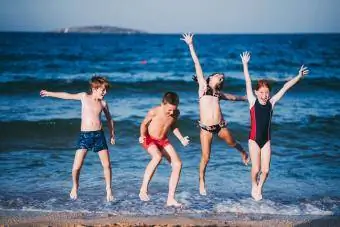 Група деца, играещи на плажа