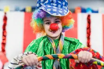 Il bambino si veste con il suo costume da clown