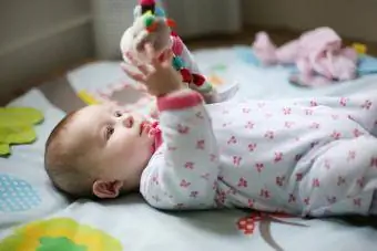 Bébé joue avec un jouet avec des étiquettes