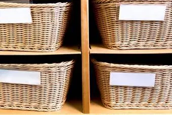 Komarice za shranjevanje pletenih košar v predšolski učilnici