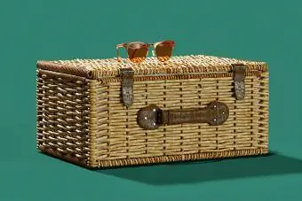 Solbriller på flet kuffert