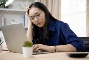 Chica sentada aburrido en línea