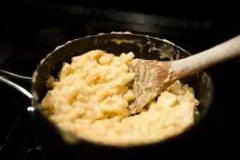 Mac e formaggio sul fornello in cottura