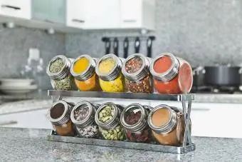 Spice rack sa modernong kitchen countertop