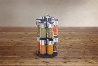 Spice rack na may maraming iba't ibang pampalasa