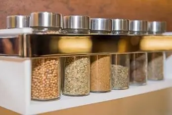 Closeup ng kitchen spice rack na may magkakasunod na garapon