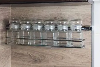 Krydderiglas i glas på hylde