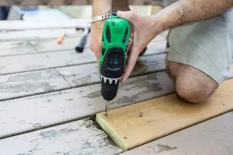 herstel dekplankskroef met kragboor