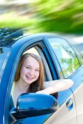 Lois sur la conduite automobile chez les adolescents