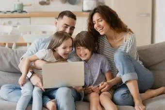 Familie thuis op de computer