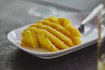 разрезать ананас