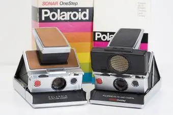 Dvi Amerikoje pagamintos Polaroid SX-70 momentinės sausumos kameros