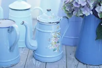 Blaue Behälter mit Hortensien