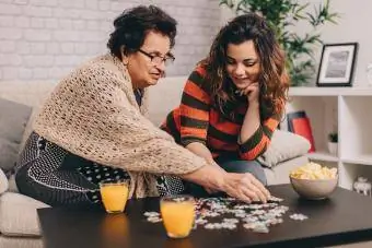 Mädchen und Großmutter machen Puzzle