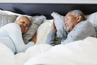 Altes Paar schläft tief und fest im Bett