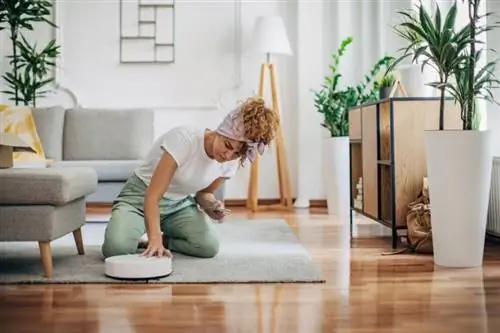 Slik rengjør du en Roomba slik at den holder gulvene dine plettfrie